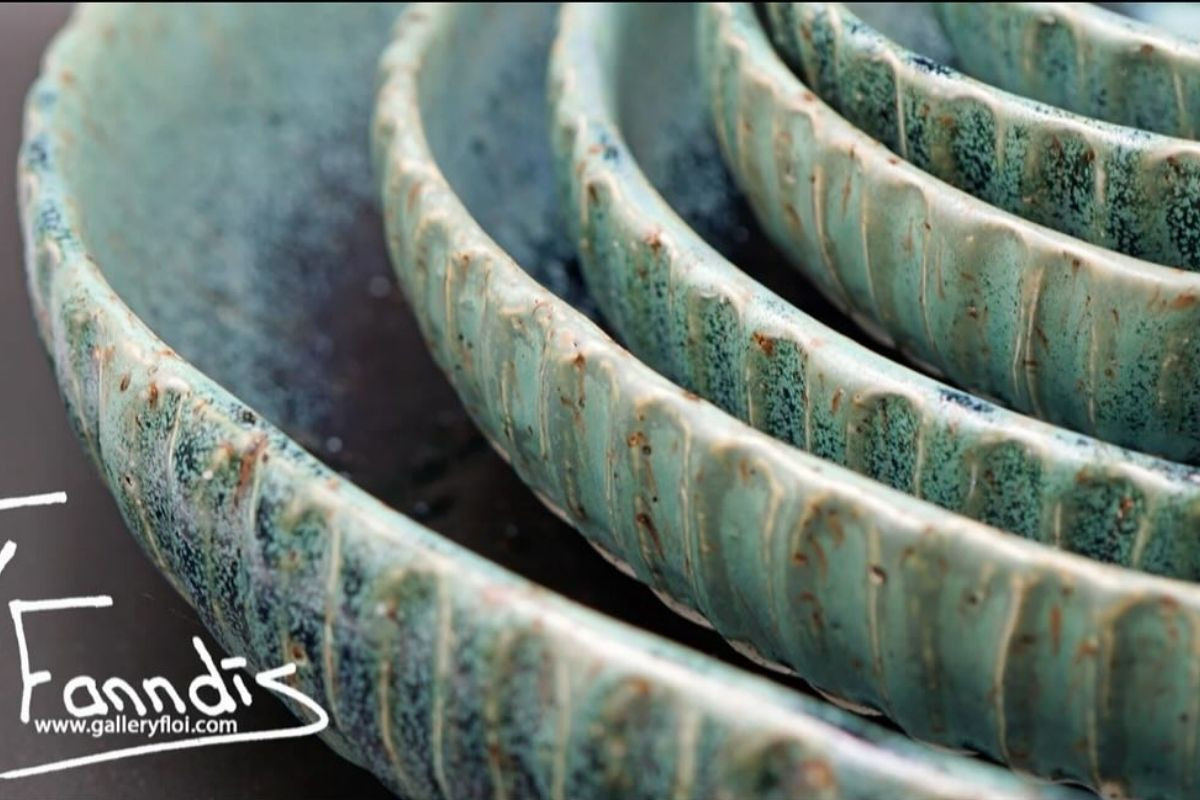 Close-up of three handcrafted ceramic bowls in varying shades of teal and blue with textured, ribbed edges, showcasing Icelandic artisan pottery from Gallery Flói by Fanndís Huld Valdimarsdóttir.